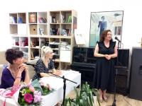 Ивелина Василева (бивш министър на екологията, депутат няколко мандата и изявен общественик) изказва поздравления за поетичния дебют на младата авторка