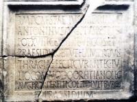 Надпис на латински език, в който се говори, че през 155 г. сл. Хр., при император Антонин Пий, по границите на колония Деултум са построени малки крепости – бурги и президии. Плоча, 155 г. сл. Хр.