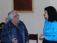 Мина Кръстева в дружески разговор с поета Димитър Васин, председател на Литературен кабинет “Пеньо Пенев”