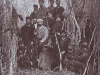 Снимка на ловджиите и местните хора на долмена над Ченгер, 1901 г.