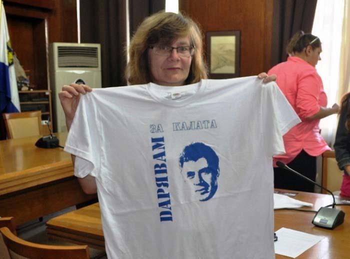 Зам.-кметът по “Култура и Образование” г-жа Йорданка Ананиева показва тениските с лика на Калоянчев с мотото – “Дарявам за Калата”
