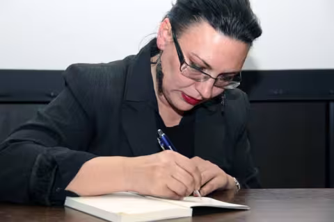 Елка Стоянова в несвяст “раздаваше” автографи пред нескончаемата опашка от почитатели (снимка: Петър Генчев)