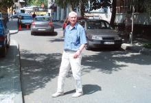 Илия Буржев на улицата пред редакцията на в. "Черноморски фар", 1 юни 2006 г. (архив на изд. "Либра Скорп")