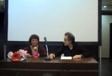 Виолета Асьова (вляво) отговаря на въпросите на Станислав Марашки