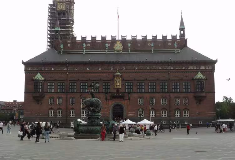 Кметството и Централния кметски площад