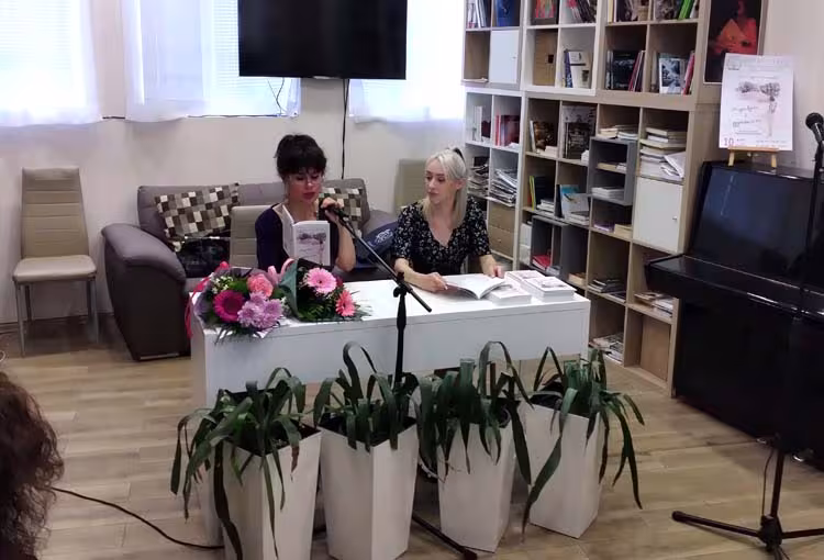 Ана-Мария Димитрова с редактора на поетичния сборник поетесата Наталия Недялкова