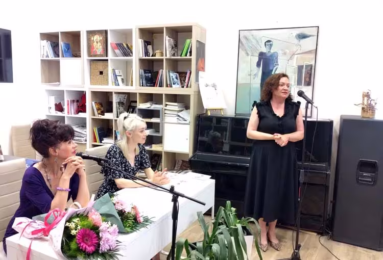 Ивелина Василева (бивш министър на екологията, депутат няколко мандата и изявен общественик) изказва поздравления за поетичния дебют на младата авторка