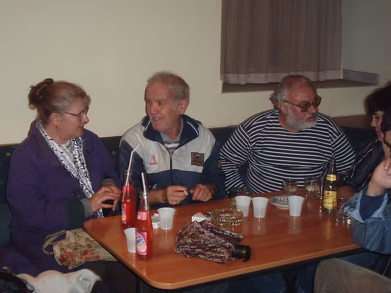 Киро Дженков сред приятели в Клуба на дейците на културата, Бургас, октомври 2005 г.