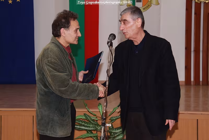 Председателят на журито Борис Арнаудов (вдясно) връчва на Станислав Марашки специалната награда на БНР за проза на Осмото издание на конкурса за хумор и сатира в Кубрат