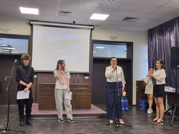 Елка Стоянова връчи наградите за второ място - на Яна Панова (поезия) и Сава Георгиев (проза)