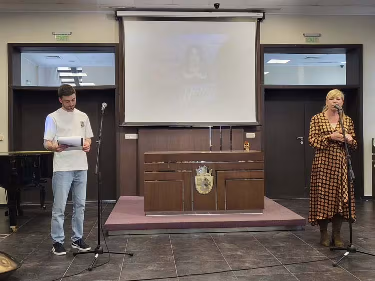 Заместник-кметът с ресор “Култура” Диана Саватева поздравява участниците в конкурса