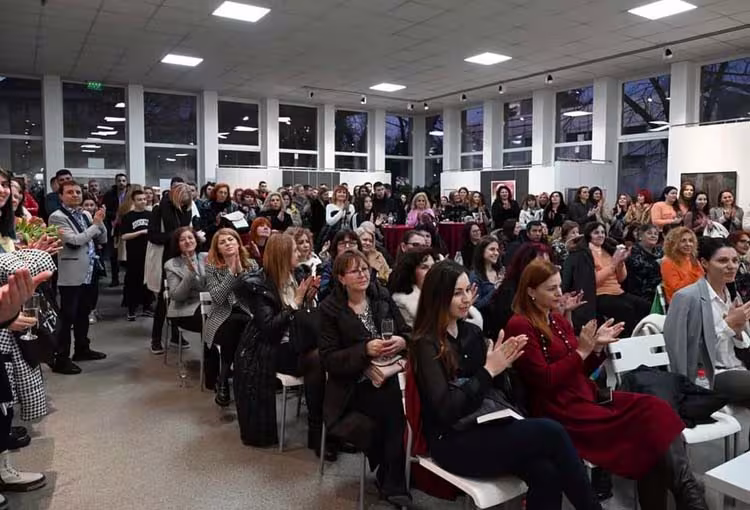 Залата в Градската художествена галерия в Благоевград се оказа малка да побере всички желаещи да се докоснат до творчеството на Даниела Кирилова
