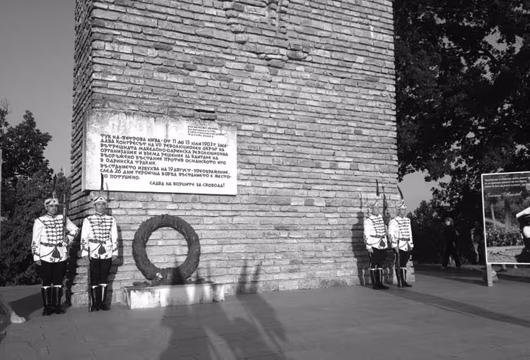 Гвардейци пред паметника на Петрова нива