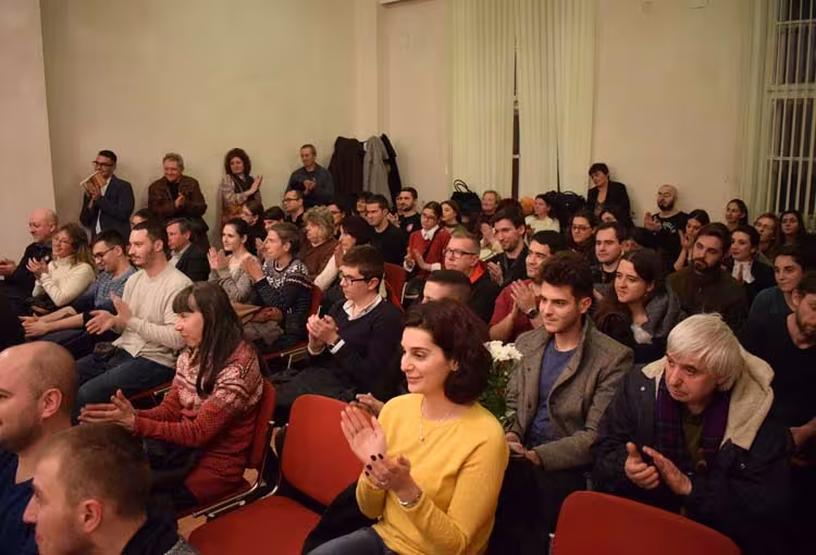 И почитателите на фентъзи повестта "Откритие" в препълнената зала "Вяра" в Столична библиотека