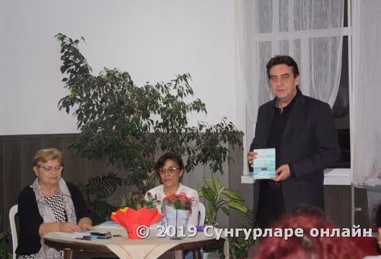 Издателят Денчо Михов представя книгата на Златка Христова, снимка “Сунгурларе онлайн”